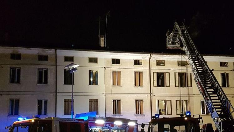 I vigili del fuoco intervenuti in piazza Trieste a Cavazzale. ARMENI