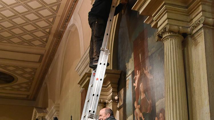 Ieri  la rimozione della pala dalla chiesa di San Pietro. MASSIGNAN 