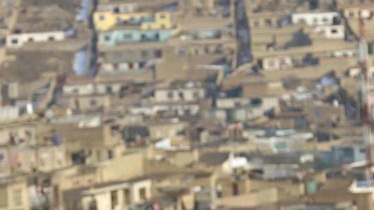 Un posto di blocco controllato da un militare afghano a Lashkargah, nella provincia di Helmand, dove un’auto bomba aveva provocato sei feriti. La situazione nel Paese è ancora molto difficile: talebani e Isis incombono. EPA/WATAN YARTre giovani guardano Kabul dall’alto di una collinetta