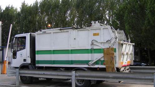 Un camion per la raccolta rifiuti della Soraris. ARCHIVIO