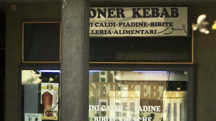 Il kebab in via Madonnetta davanti a cui è avvenuta la rissa