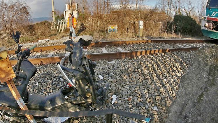 Il punto in cui lo scooter è stato investito dal treno regionale 5467.  FOTO STUDIOSTELLA-CISCATO BREGANZE