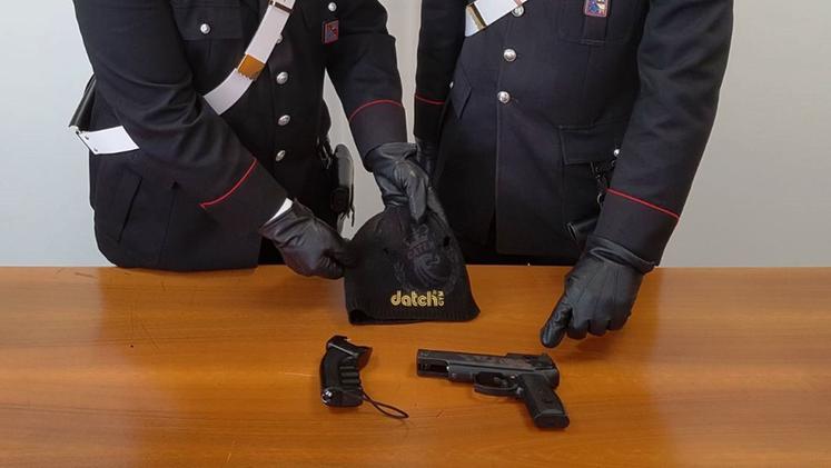 La pistola e lo storditore elettrico sequestrati dai carabinieri