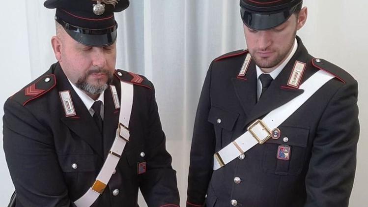 I carabinieri con il materiale sequestrato all’uomo