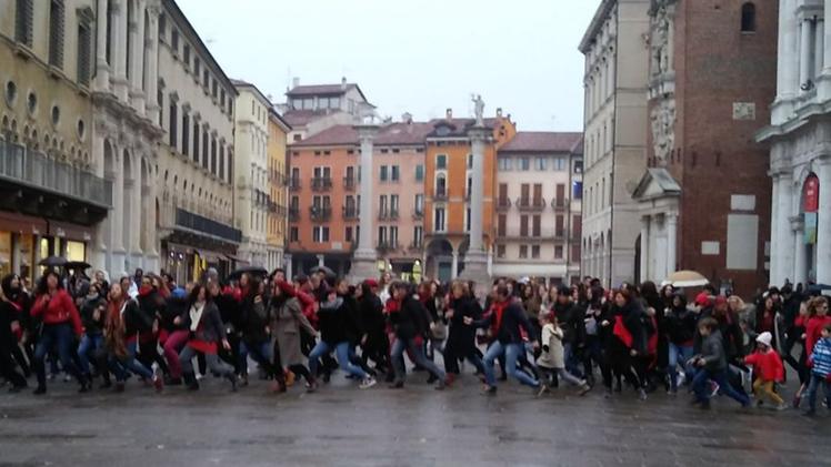 Un momento della coreografia “One billion rising revolution”