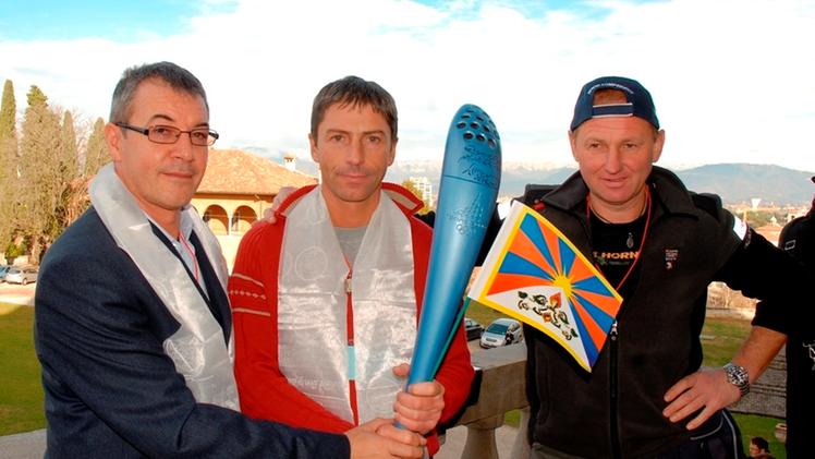 Da sinistra: l’imprenditore Claudio Leonardi, lo scalatore Mario Vielmo e l’“alpinista scalzo” Tom Perry