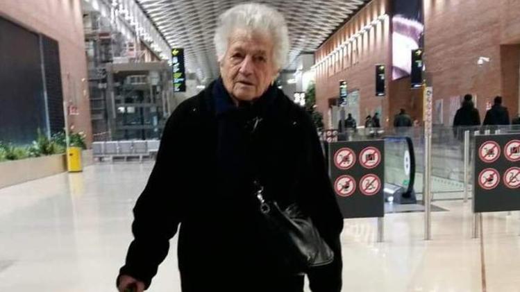Nonna Irma Dall’Armellina all’aeroporto.  La foto ha avuto 20 mila like