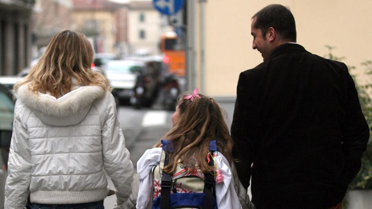 Nella foto di repertorio i genitori accompagnano la figlia a scuola. Problema denatalità ad Arcugnano