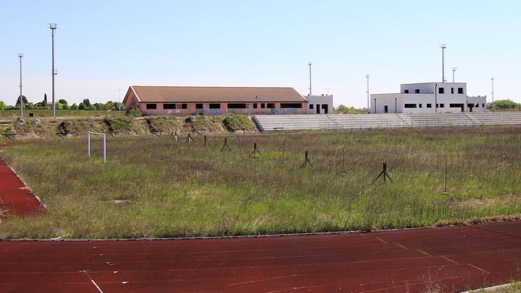 Il cantiere del Parco Sud in stato di abbandono dopo la sospensione dei lavoriL’area sportiva tristemente in stato di abbandono
