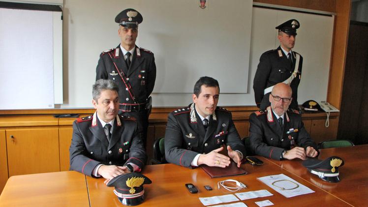 I carabinieri durante la conferenza stampa. Sul tavolo la collana recuperata FOTO  CECCON