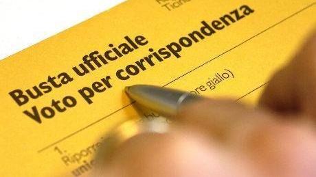 Una busta di quelle che consente il voto degli italiani all’estero