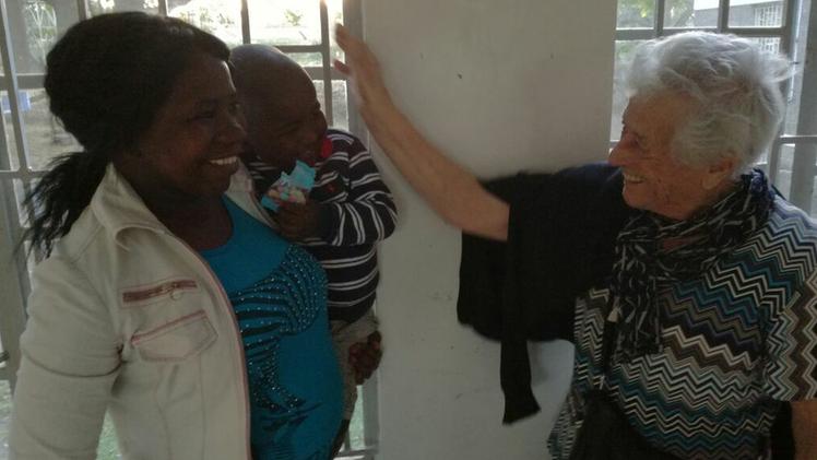 Irma Dall’Armellina tra i bambini dell’orfanotrofio in un villaggio del Kenya nelle foto della nipote. A.D.I.Irma in aeroporto alla partenzaIrma insieme ad una donna che opera all’orfanotrofio.   DALL’IGNA
