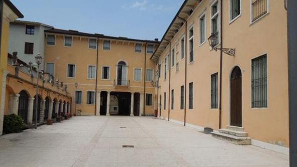 Palazzo Festari ospita la serata. L.CRI.
