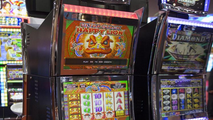 Slot machine in una sala giochi