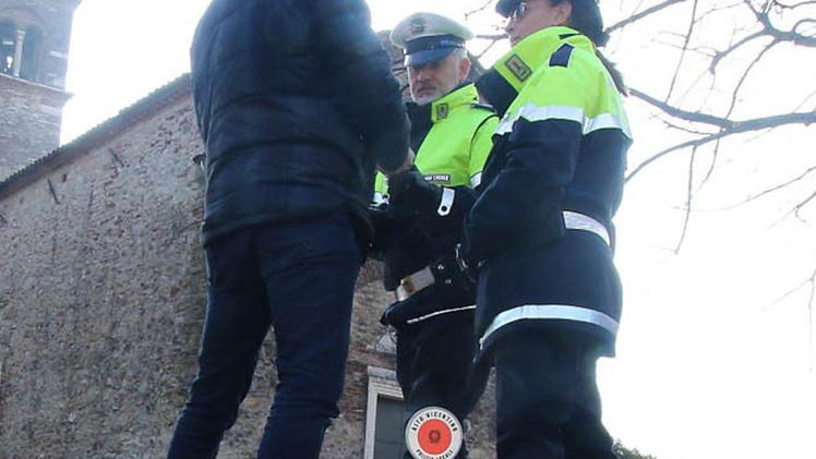 La polizia locale al Castello durante i controlli anti-droga