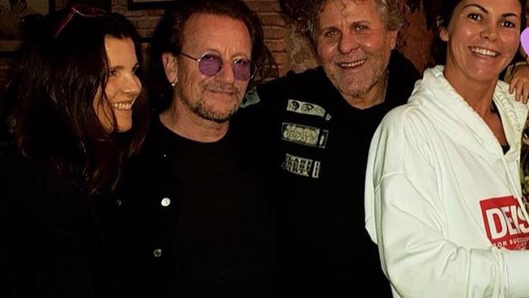 Renzo Rosso posa con Bono e i familiari (foto dal profilo facebook)