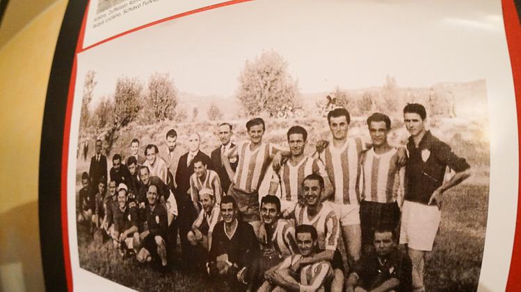 Prima dell’attuale campo si giocava lungo il torrente Guà. MASSIGNANLa formazione “granata” degli anni 1968-1969, agli albori della storia del Calcio Tezze