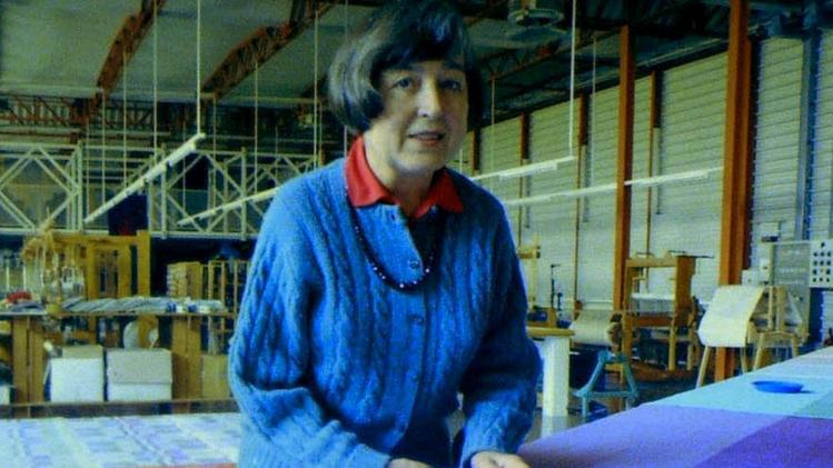 Renata Bonfanti alcuni anni fa nel suo laboratorio tra i tessuti colorati