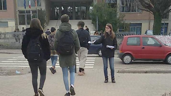 L'azione odierna del coordinamento studentesco Altovicentino davanti al liceo Zanella