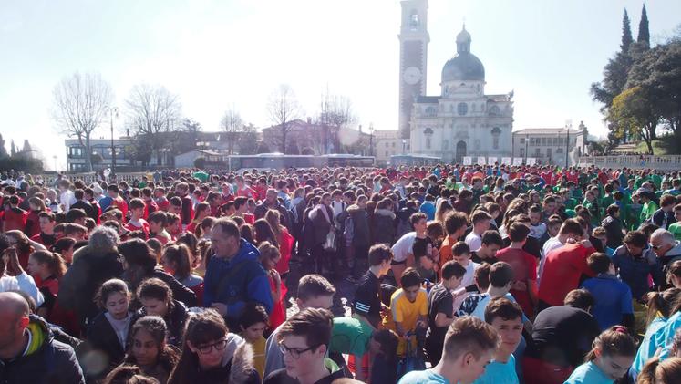 In 4mila ieri ad affollare piazzale della Vittoria. COLORFOTO