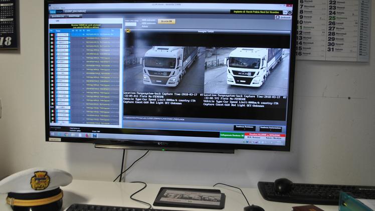 Il monitor con le immagini che arrivano dai varchi elettronici che hanno permesso l’identificazione