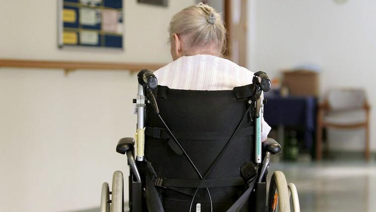 Un'anziana in una casa di riposo (ARCHIVIO)