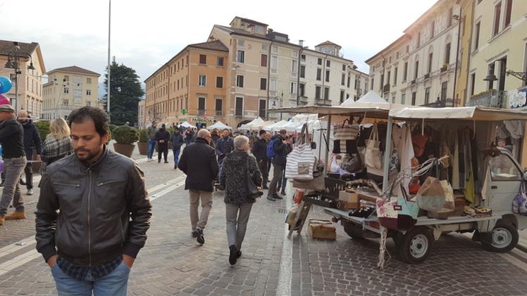 Subito affollati i mercatini in piazza Rossi