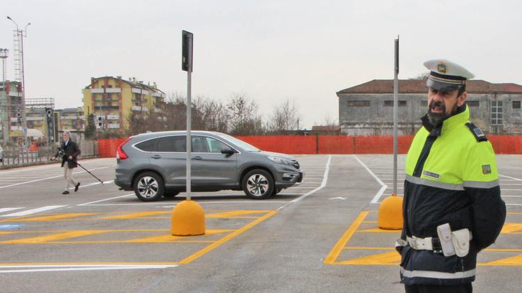 Il nuovo parcheggio gratuito aperto da ieri in Largo Parolini. CECCON