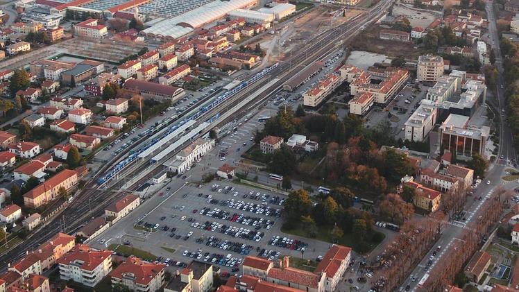 Una veduta dall’alto del parcheggio “Le Piazze” e della zona della stazione delle FsStudenti alla stazione delle corriere