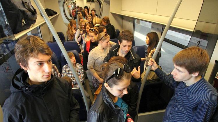 Un convoglio della Vicenza-Schio con pendolari come sardine.  CISCATOUno dei treni che quotidianamente arrivano a Thiene dalla stazione di Vicenza.  STUDIOSTELLA-CISCATO