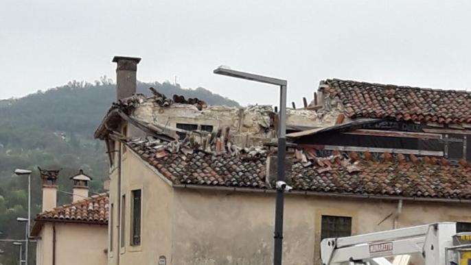 Il tetto crollato. FOTO GUARDA