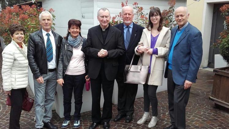 Foto con la famiglia per don Federico Marcazzan (a destra) al centro il card. Pietro Parolin. CARIOLATO 