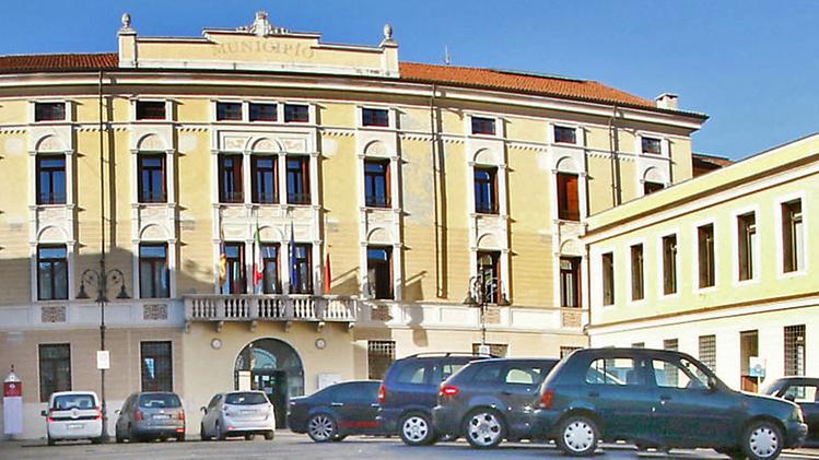 La facciata del palazzo municipale di Schio in un’immagine di repertorio