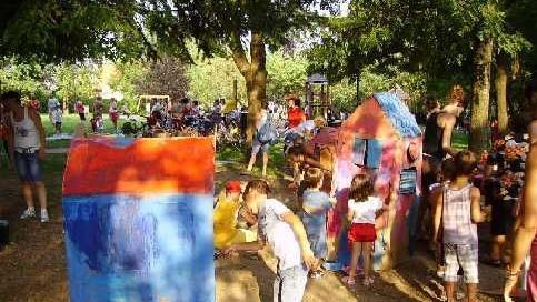 Attività per bambini in un parco cittadino