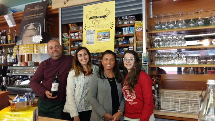 I gestori del bar Stazione a Maglio di Sopra con una bottiglia per festeggiare la vincita. FOTO CARIOLATO