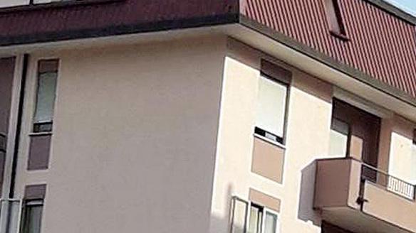 La foto pubblicata sui social che ritrae la persona seduta sul tetto