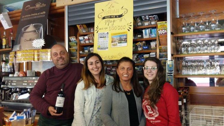 I gestori del bar Stazione a Maglio di Sopra con una bottiglia per festeggiare la vincita.  FOTO CARIOLATO