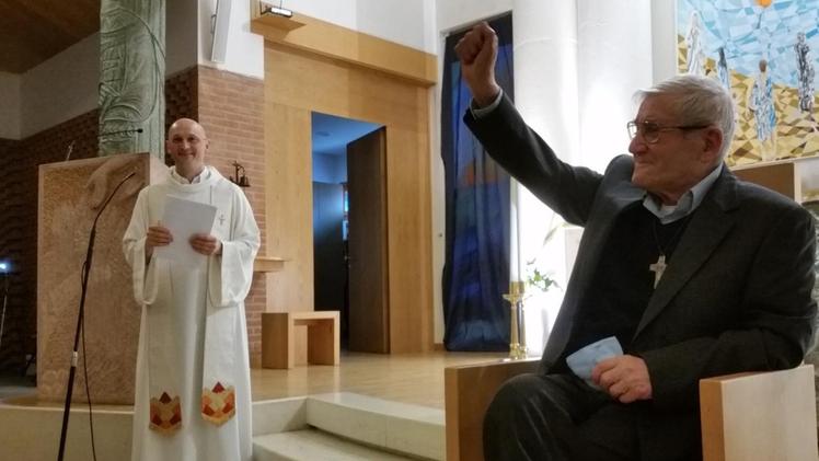 Don Piergiorgio Sandonà ieri pomeriggio nella sua chiesa di San Vincenzo dopo l’ictus del 2013. BILLO 