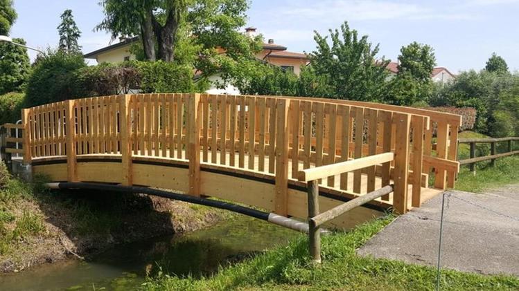 Il nuovo ponte in legno lamellare che ha sostituito quello lesionato
