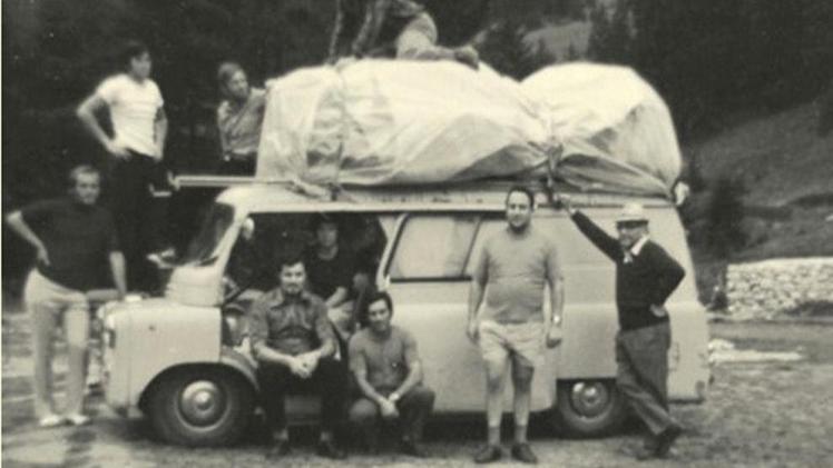 In questa foto storica si vedono alcuni volontari intenti a montare una tenda.  FADDAUn furgoncino con un maxi carico