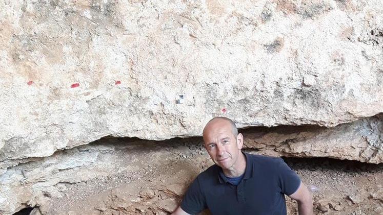 L’archeologo Marco Peresani sul luogo dei ritrovamenti.ARCHIVIO