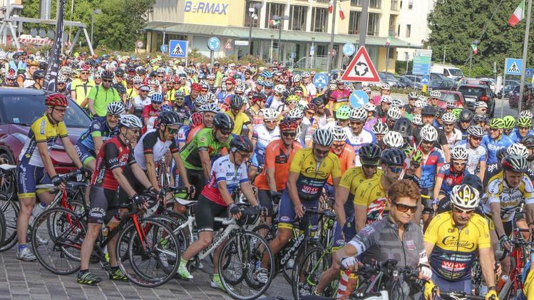 Il via del Monte Grappa Bike Day 2018 ieri mattina in piazzale Cadorna. CECCON