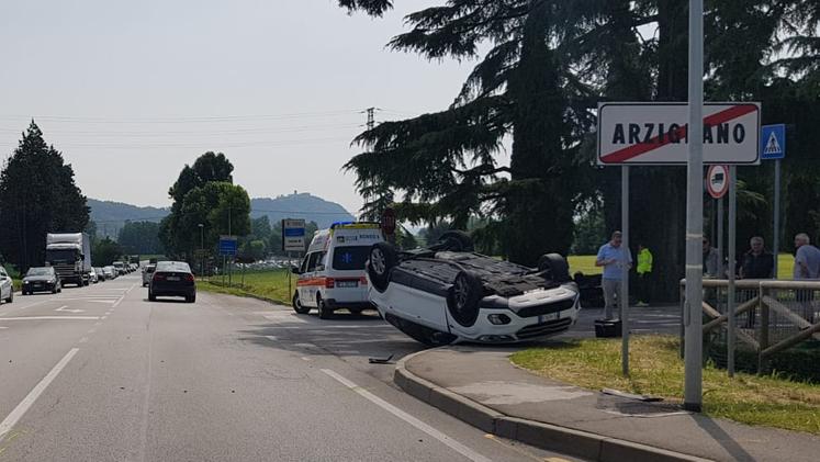 L'auto ribaltata in via Vicenza. FOTO NICOLI