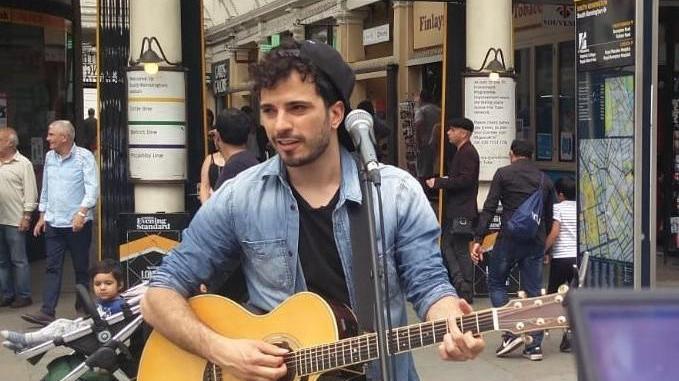 Luca Fiore mentre si esibisce in strada a Londra. BILLO
