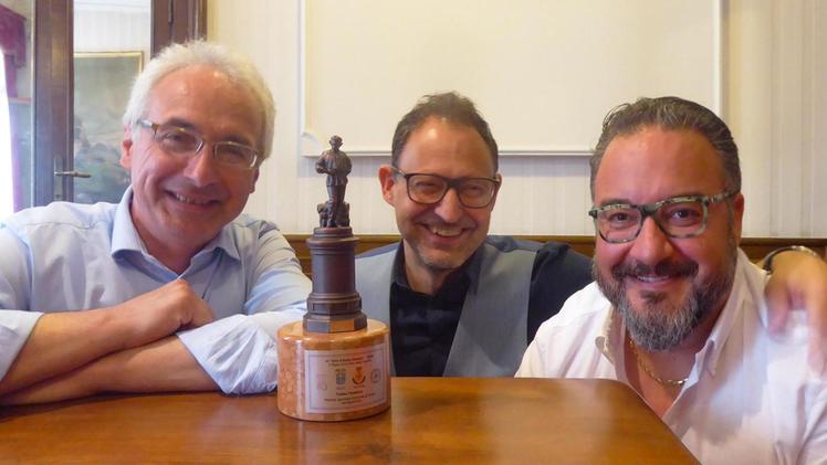 Il trofeo tra sindaco Orsi, assessore Munarini e il portavoce del distretto Fabrello