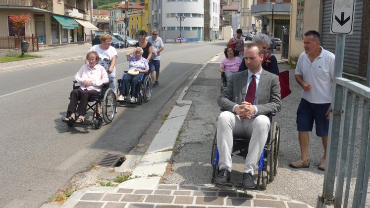 Il sindaco fra i marciapiedi dissestati in sedia a rotelle. FOTO CARIOLATO