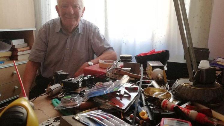 Umberto Lora nel suo laboratorio con una varietà di attrezzi in ordine “sparso”. MOLINARI