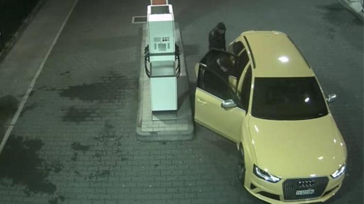 L'Audi gialla nel fermo immagine di un video