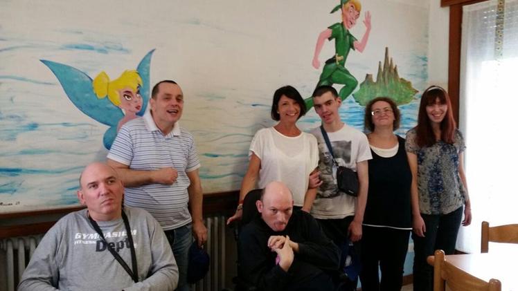 Alcuni degli ospiti della casa famiglia Peter Pan con la responsabile nella sede di via Venezia. NICOLI