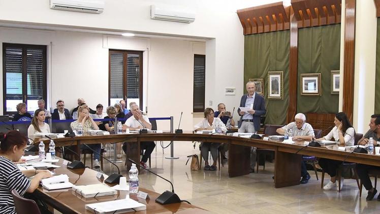 Il tavolo della giunta con il sindaco Gentilin, che ieri sera ha formalizzato la sua lista civica in ConsiglioUn’altra immagine della seduta consiliare di ieri sera. FOTO TROGU